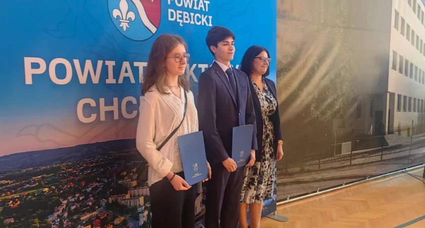 Gratulacje wyróżnionym przekazała wicestarosta Ewelina Kuś. 