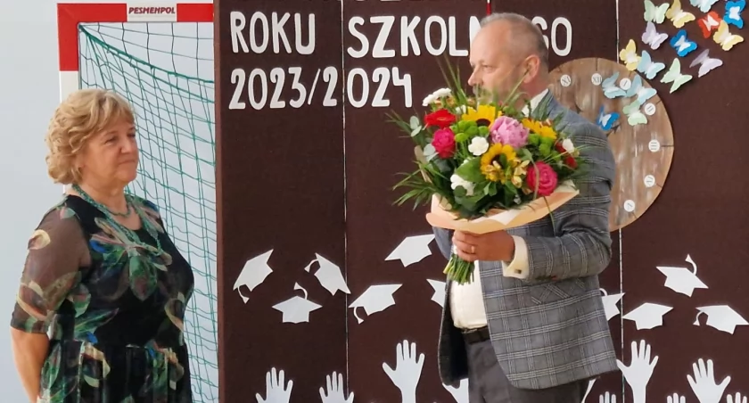 Renatę Barszcz żegna dyrektor SP nr 8 Mariusz Zając.