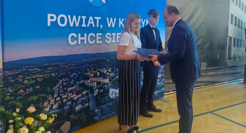 Sukcesów uczniom z Pilzna pogratulował Michał Maziarka, przewodniczący Rady Powiatu. 