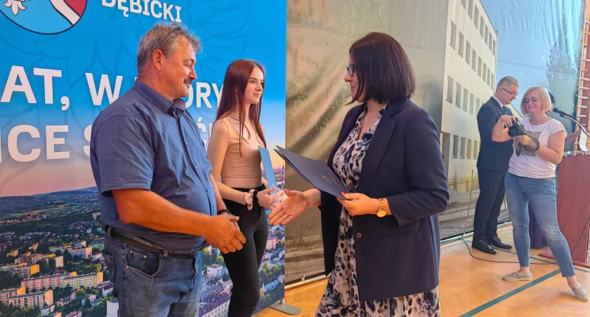 W zastępstwie syna gratulacje od wicestarosty Eweliny Kuś odebrał tata Łukasza Piwowara. 