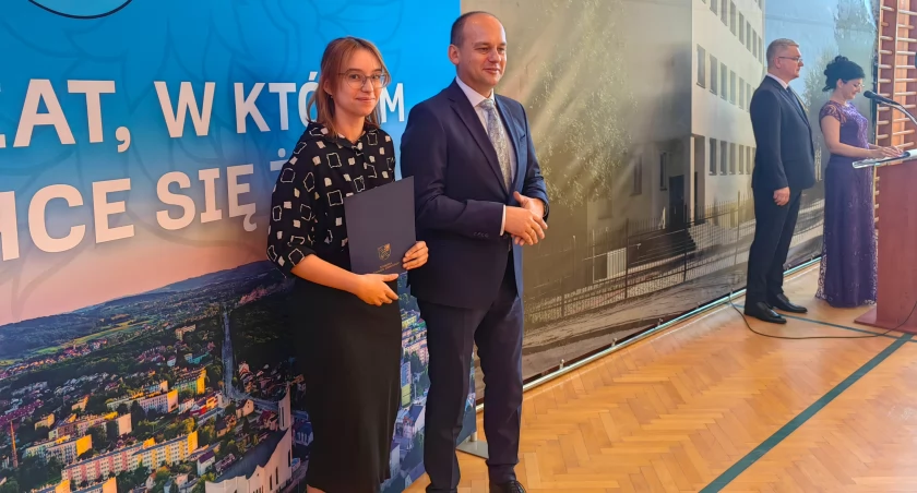 Nagrodę z rąk Michała Maziarki, przewodniczącego rady Powiatu odbiera Agnieszka Kurek. 