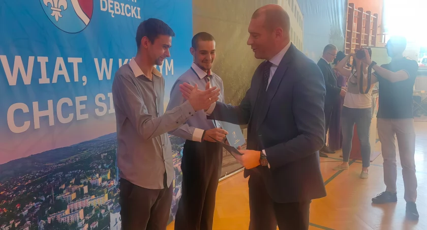 Wyróżnionym uczniom gratuluje starosta Piotr Chęciek. 