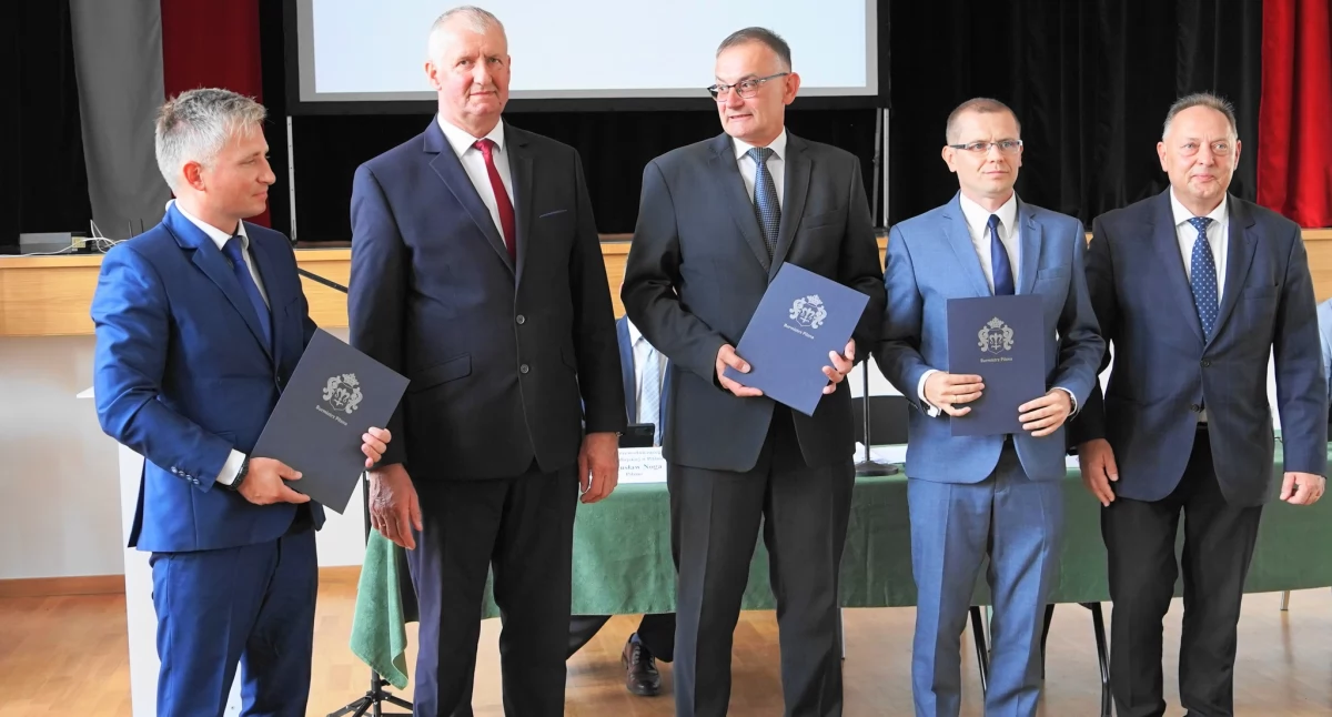 Od lewej: radny Marcin Kudłacz, Bogdan Rębiś, przewodniczący Rady Miejskiej, radny Jerzy Urjasz, radny Łukasz Ździebło i burmistrz Tadeusz Pieczonka. fot. UM w Pilźnie 