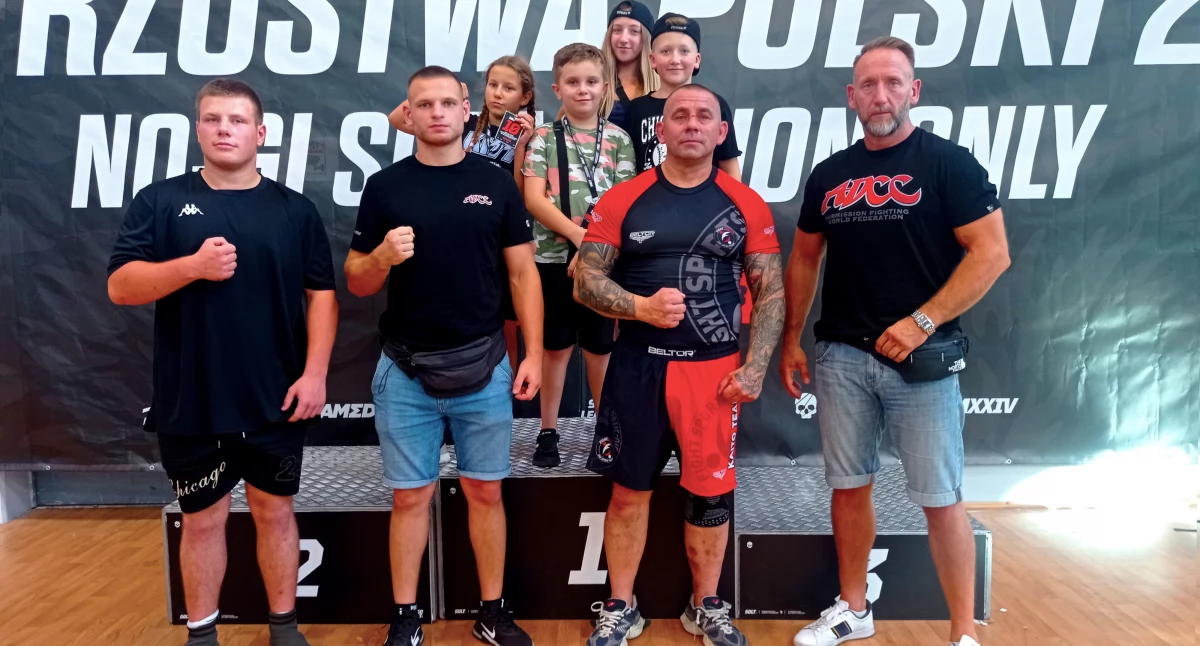 Zawodnicy FightSports Dębica z trenerem Jakubem Cichoniem. 