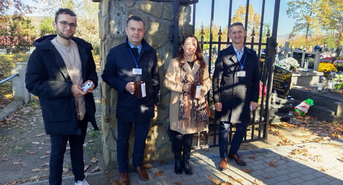 Zdjęcie z kwesty w Brzostku. Od lewej: Michał Dziedzic (KGW Bukowa), wiceburmistrz Bartłomiej Skórski, Renata Szarek (KGW Bukowa) oraz burmistrz Brzostku Zbigniew Kowalski.