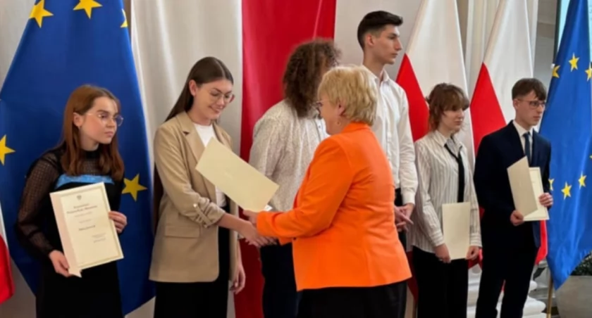 Dyplom zaświadczający o przyznaniu stypendium z rąk wojewody Teresy Kubas-Hul odbiera Aleksandra Jezuit.