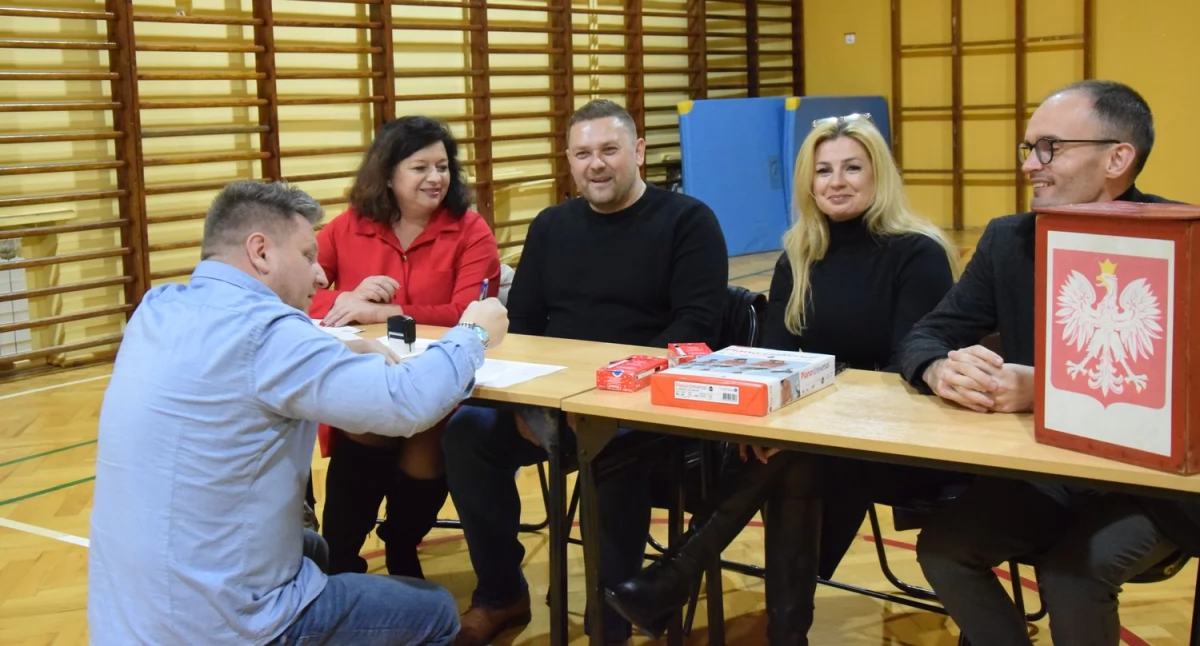 Zdjęcie (od lewej): Piotr Michoń. Monika Garduła, Paweł Książek, Iwona Przydzielska i Sławomir Gawlik.
