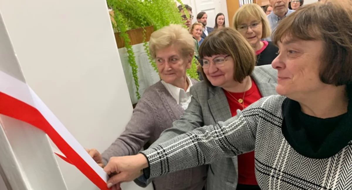 Czytelnia imienia Lidii Górskiej. Tablicę odsłaniają Halina Niziołek, Joanna Pietrzyk i Aneta Kwolek.
