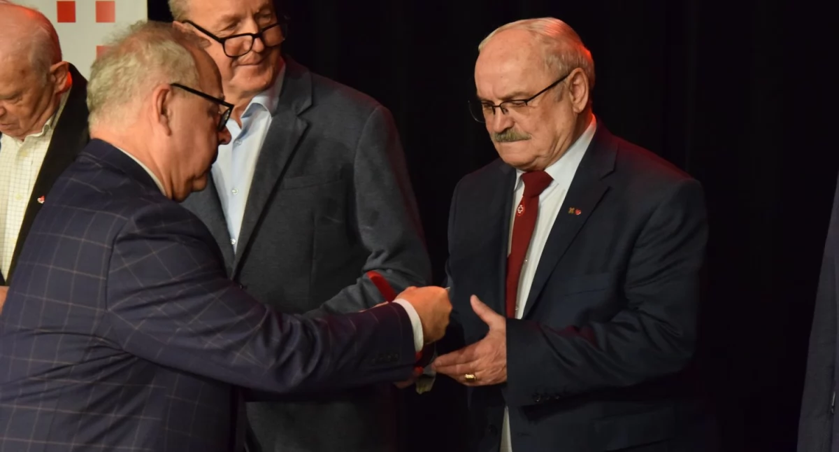 Wyróżnienie z rąk Janusza Bieniasza odbiera Czesław Malczewski.
