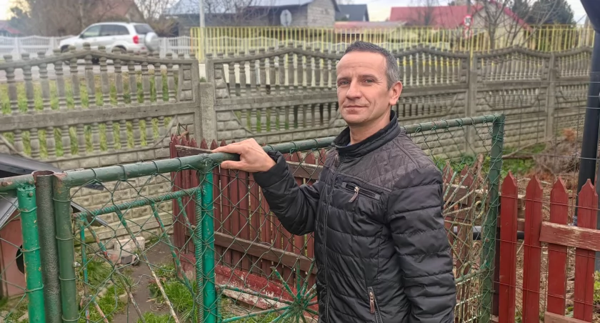 Podwórko Sławomira Ziobry graniczy z Potokiem Bobrowskim.