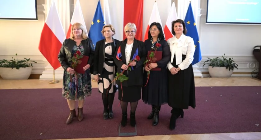 Od lewej: Ewa Gil, Marzena Socha (dyrektor MOPS),Teresa Kubas-Hul, Anna Sozańska i Irena Marszałek-Czekierda (wicedyrektor, dyrektora Wydziału Polityki Społecznej w Podkarpackim Urzędzie Wojewódzki w Rzeszówie). fot. PUW w Rzoeszowie.