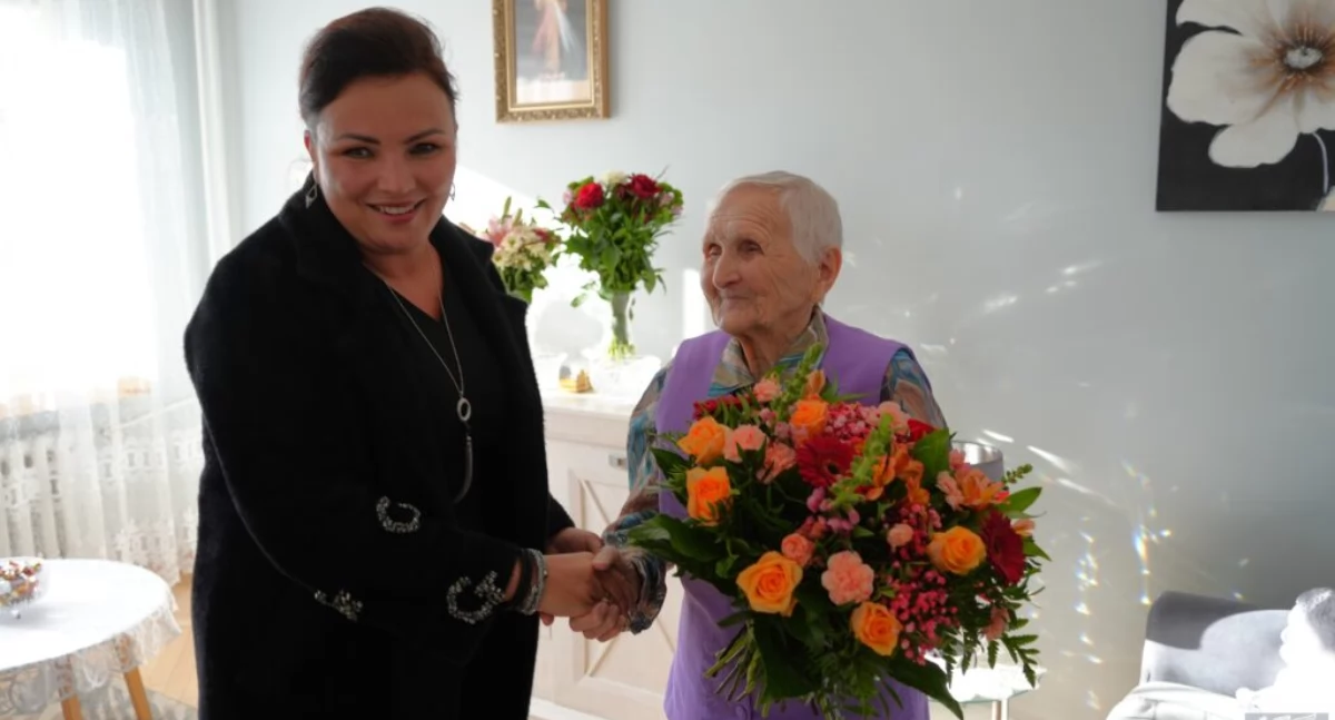 Życzenia Józefie Stryjek składa Bernadetta Rusin, kierowniczka Urzędu Stanu Cywilnego w Dębicy. fot. Urząd Miejski w Dębicy