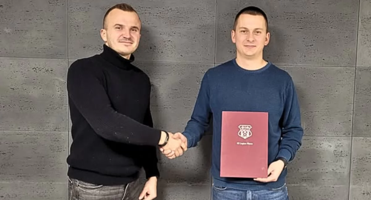 Szymon Cetnarowski (z prawej) z prezesem Legionu Wojciechem Sztorcem. Zdjęcie: Legion Pilzno.