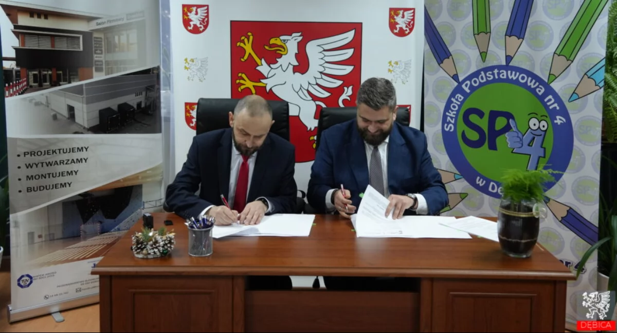 Na zdjęciu Paweł Paśko (z lewej) i burmistrz Mateusz Kutrzeba. Zdjęcie: UM w Dębicy.