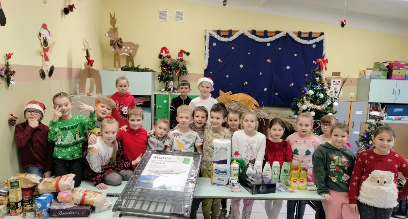 Najładniej udekorowali swoją salę drugoklasiści. Na zdjęciu z darami, bo szkoła brała też udział w akcji Szlachetna Paczka.
