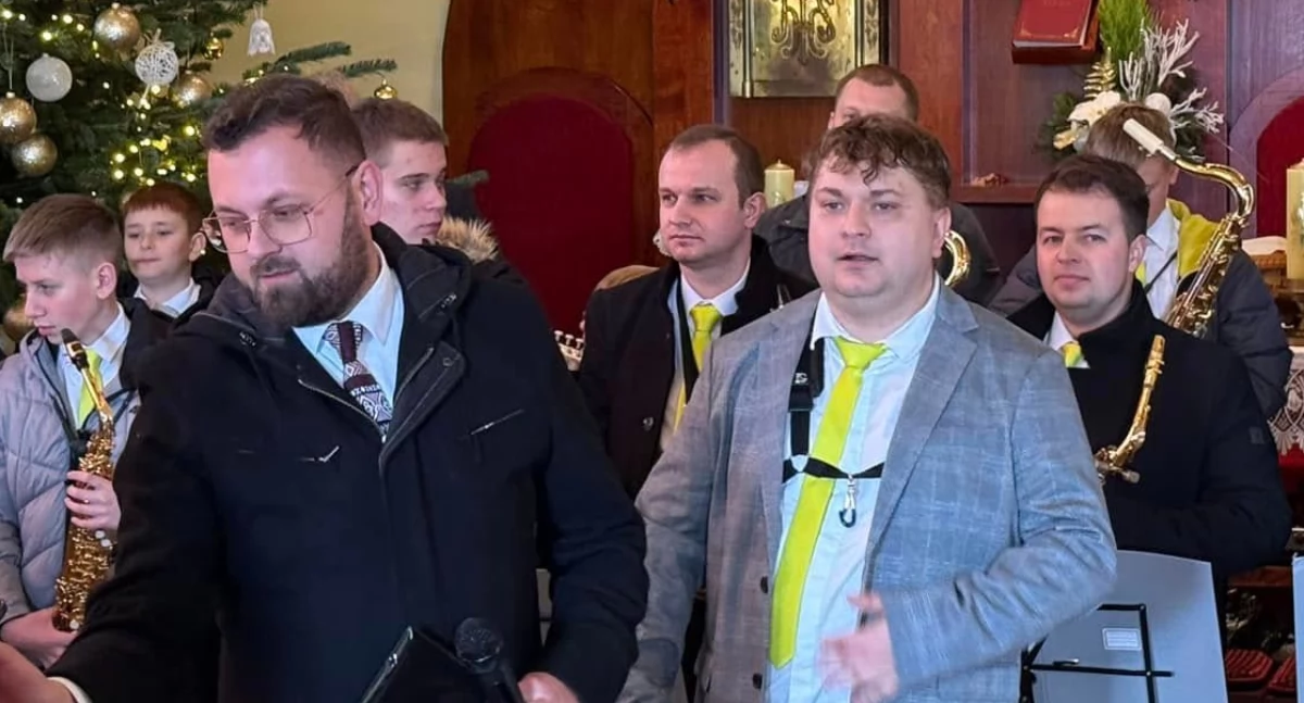Bartłomiej Ćwikła (na pierwszym planie z prawej) był jedynym kandydatem w konkursie. Zdjęcie: Sołectwo Kamienica Dolna/Facebook.