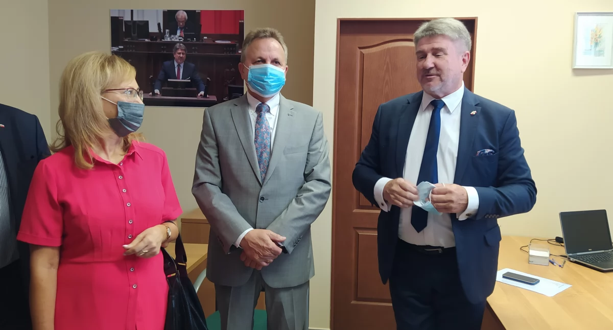 Europoseł Bogdan Rzońca (z prawej) z posłem Janem Warzechą i byłą radną Rady Powiatu Lucyną Samborską podczas otwarcia swojego biura 12 września 2020 roku. Zdjęcie: debica24.