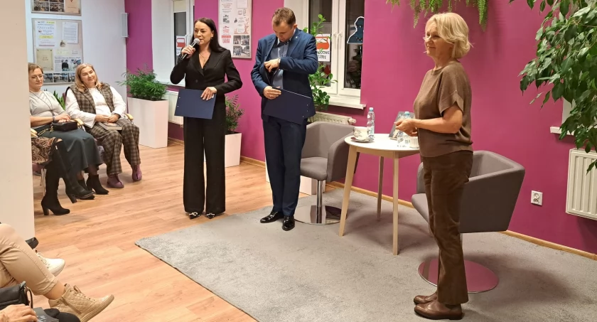 Jednym ze spotkań zorganizowanych w ubiegłym roku w bibliotece było to z aktorką Marią Pakulnis (z prawej). Monika Rojek-Kałek (pierwsza z lewej) cieszy się z osiągnięć biblioteki w ubiegłym roku. Zdjęcie: MiPBP w Dębicy.