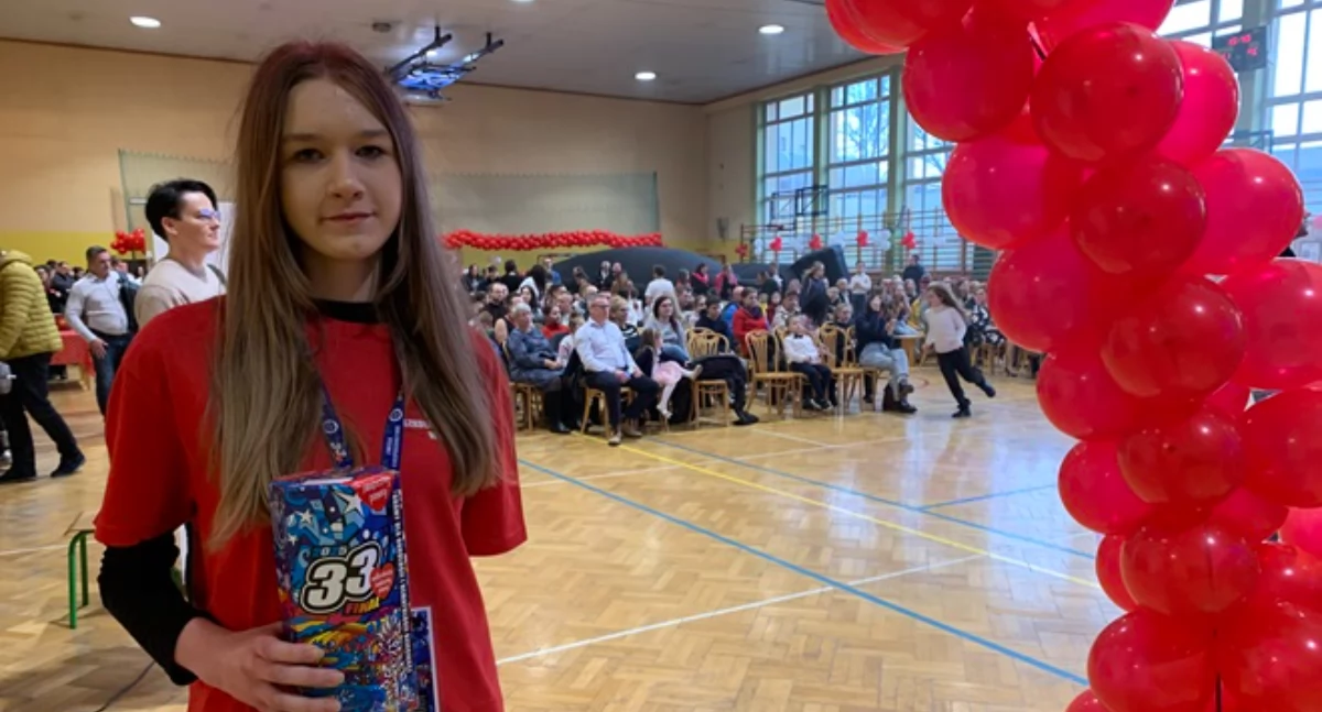 Amelia Kotwa jest jedną z wolontariuszek, zbierających datki do puszki WOŚP w Czarnej.