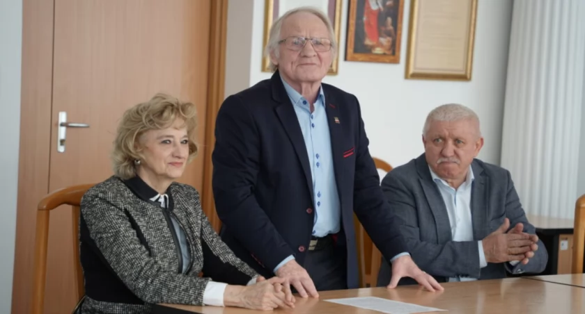 Bohaterami ubiegłorocznego dyktanda byli bracia Józef (na zdjęciu stoi) i nieżyjący Kazimierz Lipień, patroni 2024 roku. Po lewej żona Józefa Lipienia - Bogusława oraz były radny Rady Miejskiej w Dębicy, a obecnie rajca Rady Powiatu Leszek Żyłka. Zdjęcie: UM Dębica.
