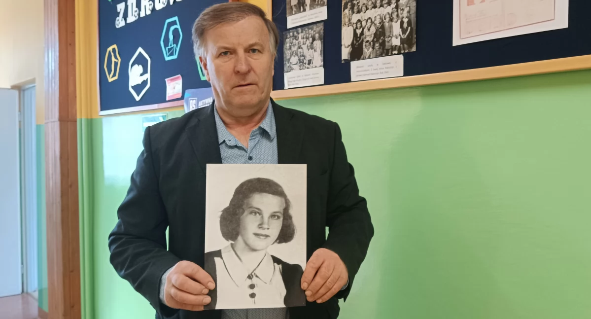 Franciszek Warzecha ze zdjęciem zamordowanej przez Niemców Krystyny Krupy.