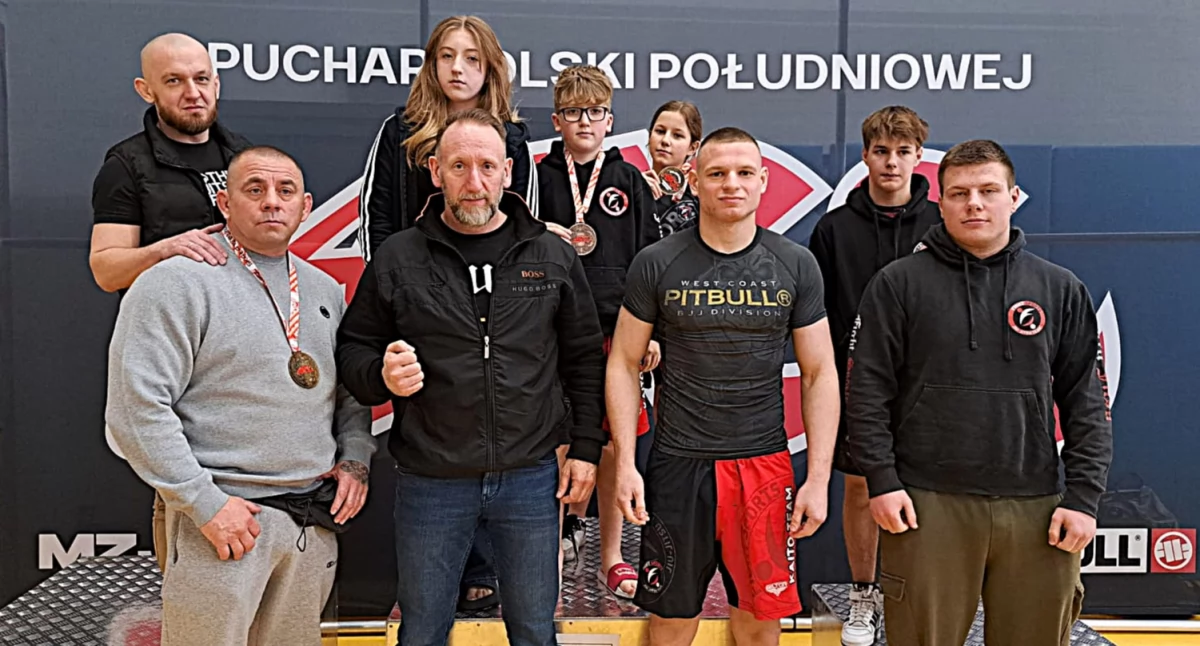 Zawodnicy FightSports Dębica z trenerem Jakubem Cichoniem. 