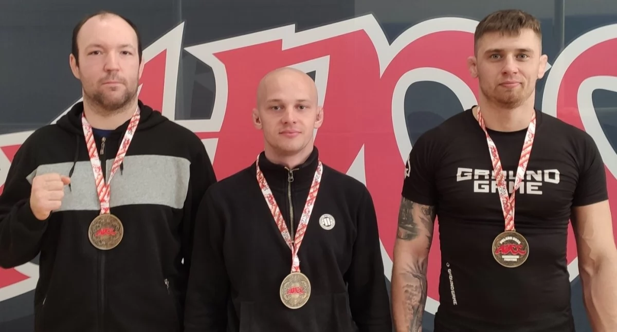 Od lewej: Dawid Durołek, Aleksander Drobot oraz MArcin Blezień. Zdjęcie: BJJ Gryf Dębica.