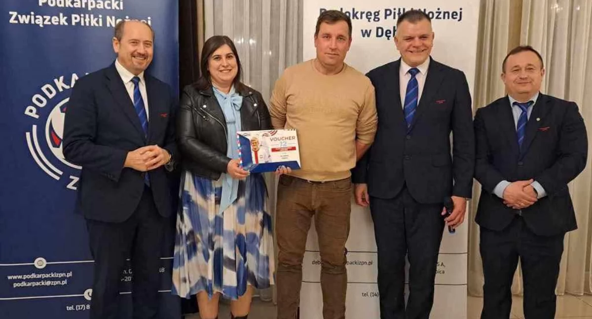 Zdjęcie: (od lewej) prezes Podkarpackiego Związku Piłki Nożnej Mieczysław Golba, wiceprezes Igloopolu Dębica Karolina Kizior, prezes Igloopolu Dębica Piotr Sujdak oraz członek zarządu PodkZPN Tomasz Niedbalec.