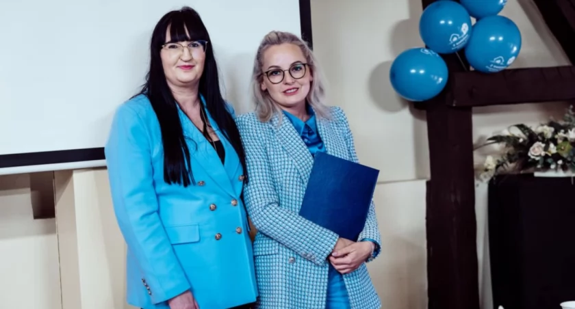 Dotychczasowa przewodnicząca Kinga Chojecka-Krasoń i nowa - Joanna Lechowska-Strzałka. fot. MOPS 