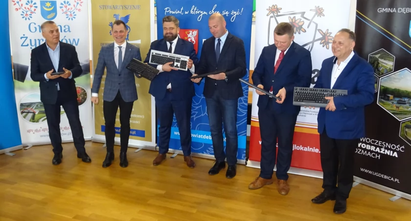 Klikając symbolicznie enter na klawiaturze włodarze powiatu, miasta i gmin rozpoczęli tegoroczną edycję Działaj Lokalnie.