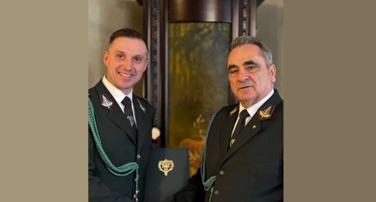 Krzysztof Łazowski (z lewej) został łowczym okręgowym PZŁ w Tarnowie. Zdjęcie: PZŁ.