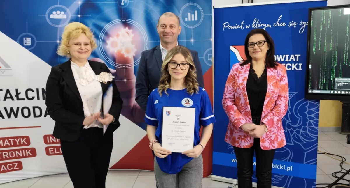 Na zdjęciu Alexandra Szlachta z (od lewej) Anną Wilczyńską, dyrektor Wydziału Edukacji Starostwa Powiatowego w Dębicy, Piotrem Chęćkiem, starostą powiatu oraz jego zastępcą Eweliną Kuś.