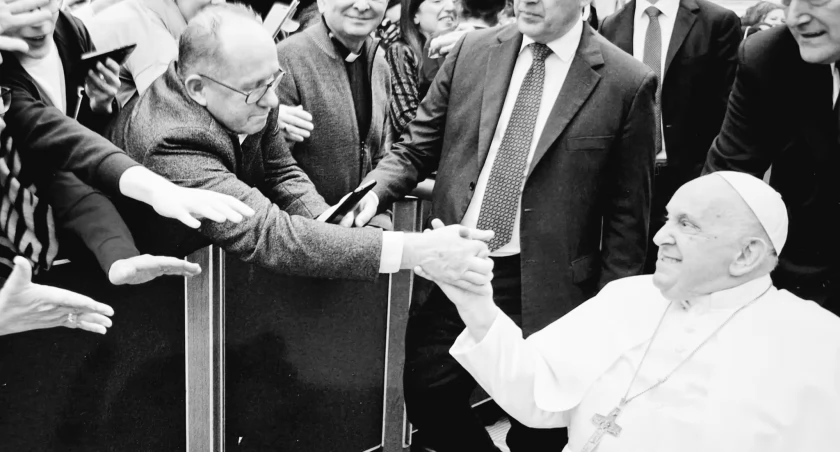 W grudniu 2023 r. z papieżowi Franciszkowi dłoń miał okazję uścisnąć Mariusz Szewczyk. 