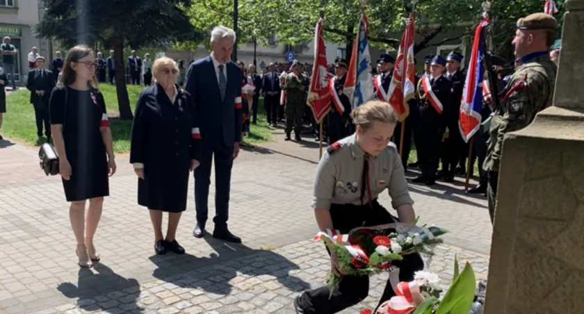 Wiązankę kwiatów jako pierwsi złożyli przedstawiciele Związku Sybiraków z prezes Marią Aktyl.