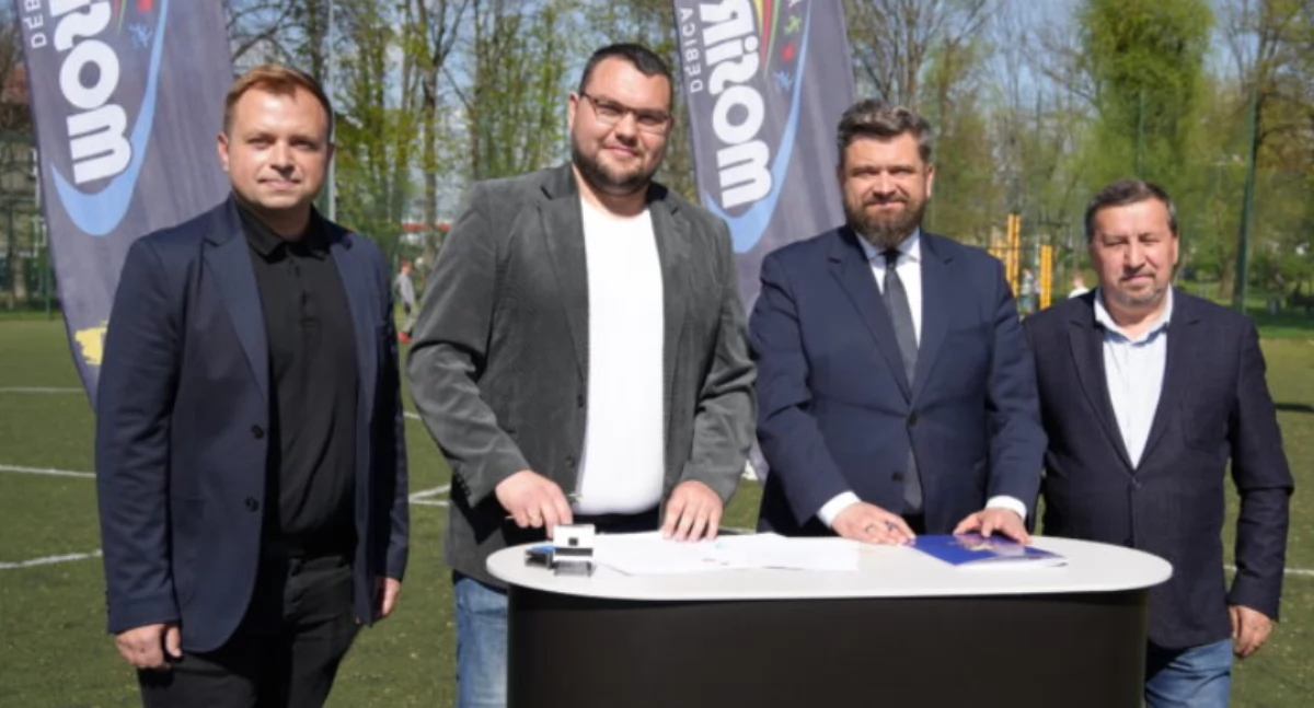 Od lewej: Konrad Makowiecki, Grzegorz Kastoris-Sudoł, Mateusz Kutrzeba oraz Andrzej Bal podczas podpisania umowy na remont Orlika w Dębicy. Zdjęcie: UM Dębica.