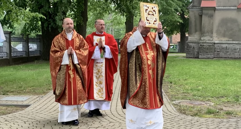 Koncelebransi przed rozpoczęciem mszy świętej odpustowej.