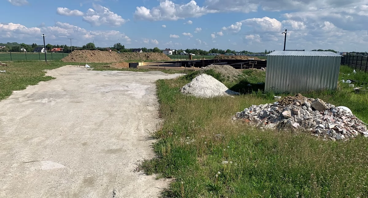 Usługi, powstaje łączniku; inwestor tajemniczy - zdjęcie, fotografia