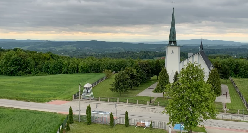 Głobikowa położona jest w górzystym i zalesionym terenie. Nie jest łatwo prowadzić tu poszukiwania.
