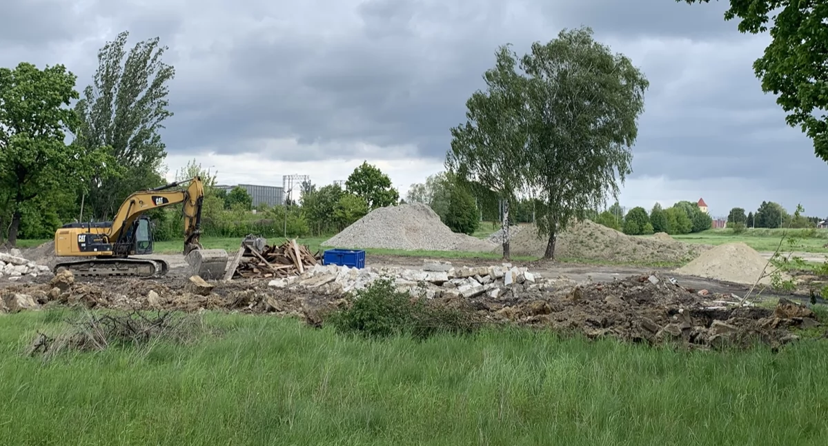 Na miejscu planowanej inwestycji trwają prace ziemne.