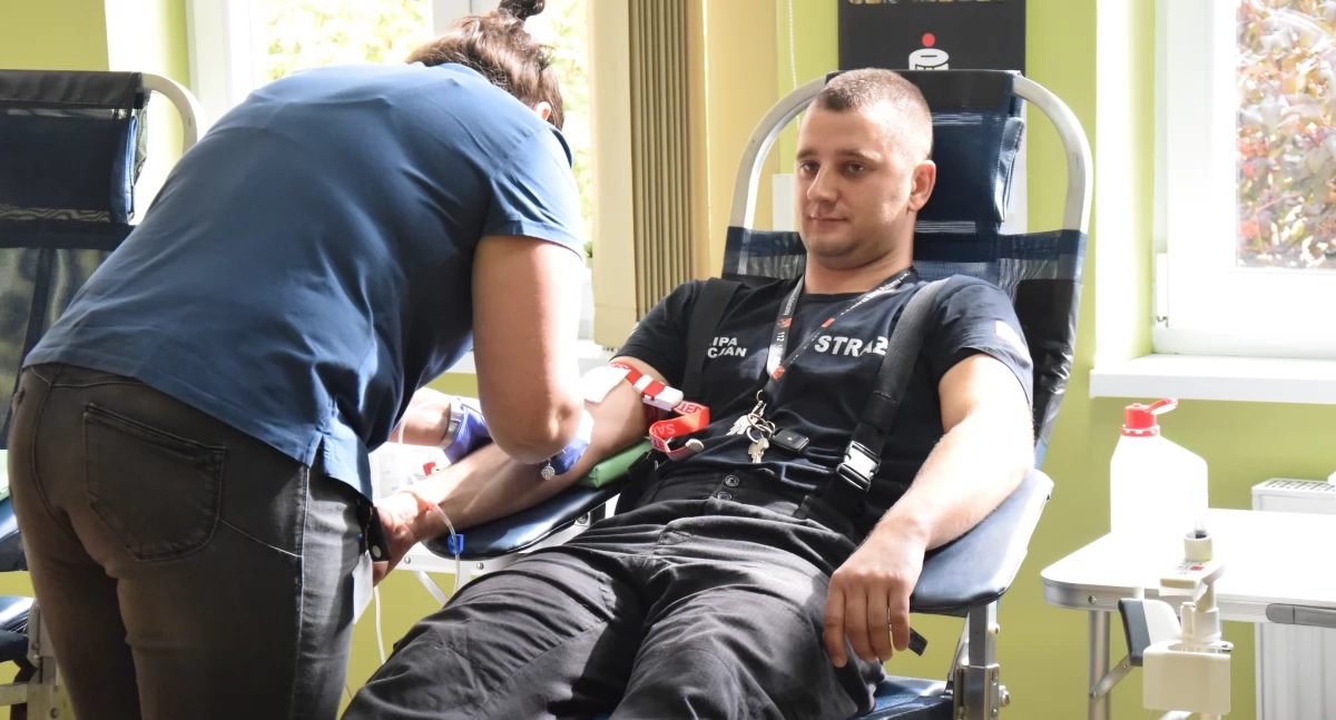 Naczelnik Lucjan Lipa sam daje przykład podczas oddawania krwi. 