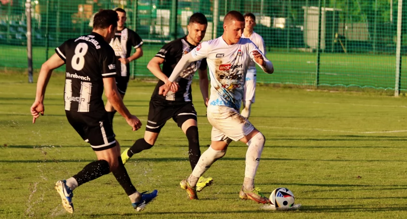Dorian Buczek (przy piłce) udowodnił, że fair-play jest dla niego najważniejsze.