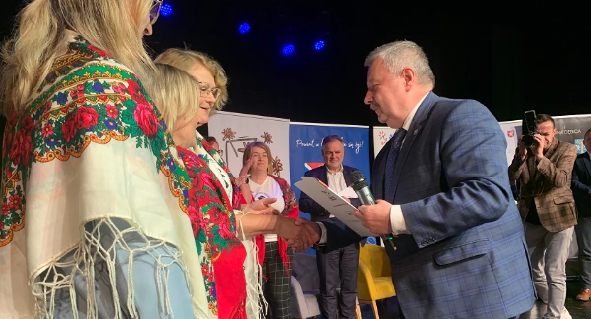 Marek Rączka, wójt gminy Żyraków, wręcza grant działaczkom Koła Gospodyń Wiejskich w Straszęcinie.