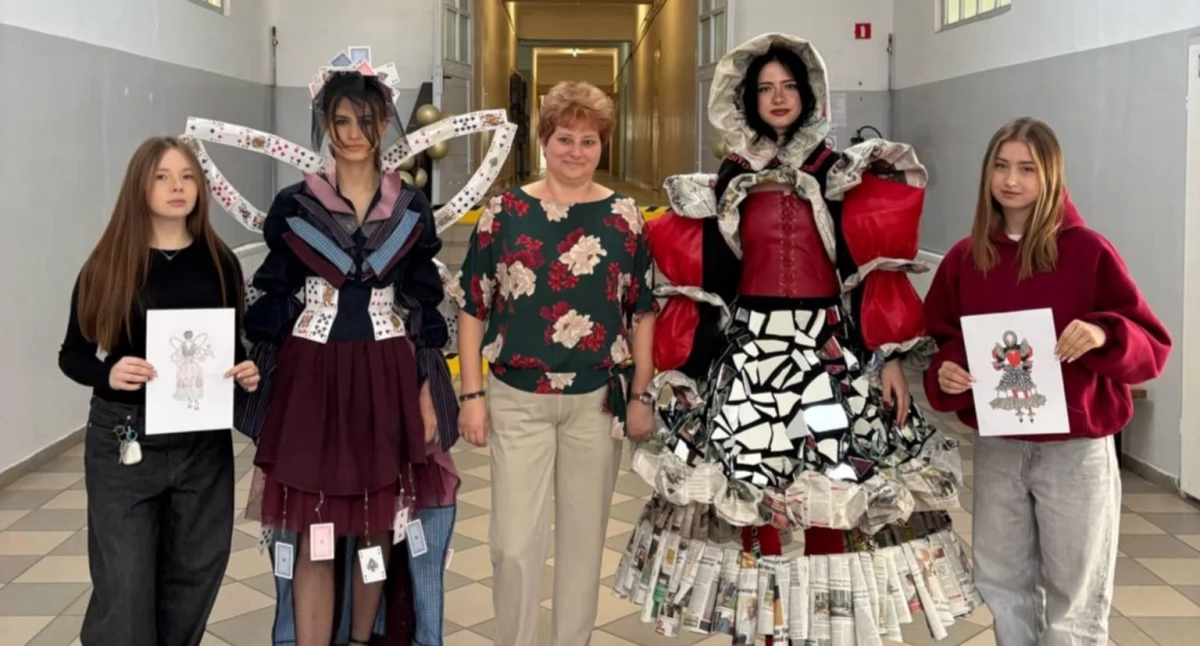 Uczestniczki konkursu z modelkami i opiekunką. 