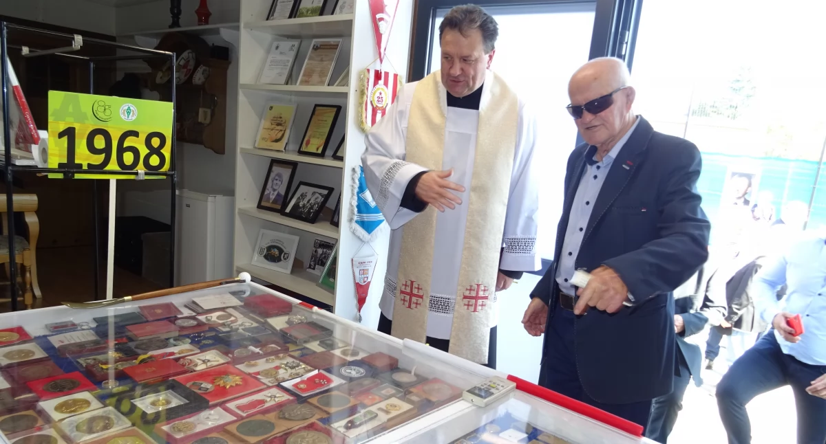 Czesław Korzeń w utworzonej przez siebie Zapaśniczej Izbie Pamięci. Na zdjęciu z ks. Andrzejem Surowcem.
