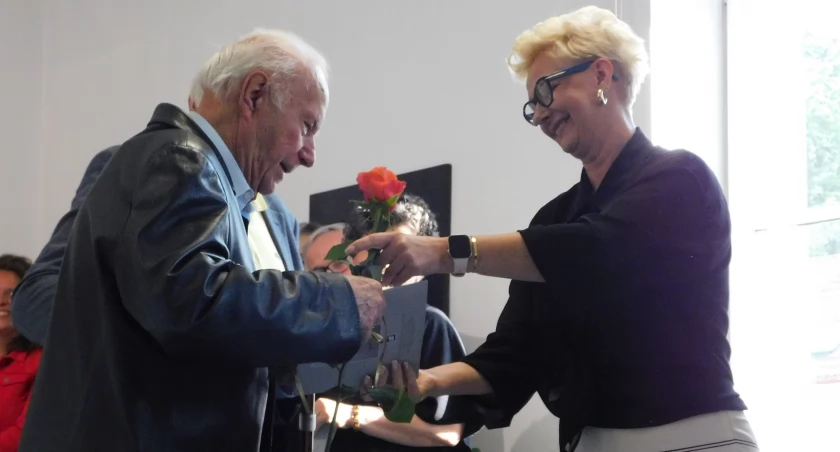 Andrzej Mol odbiera kwiaty od Magdaleny Daniek.  
