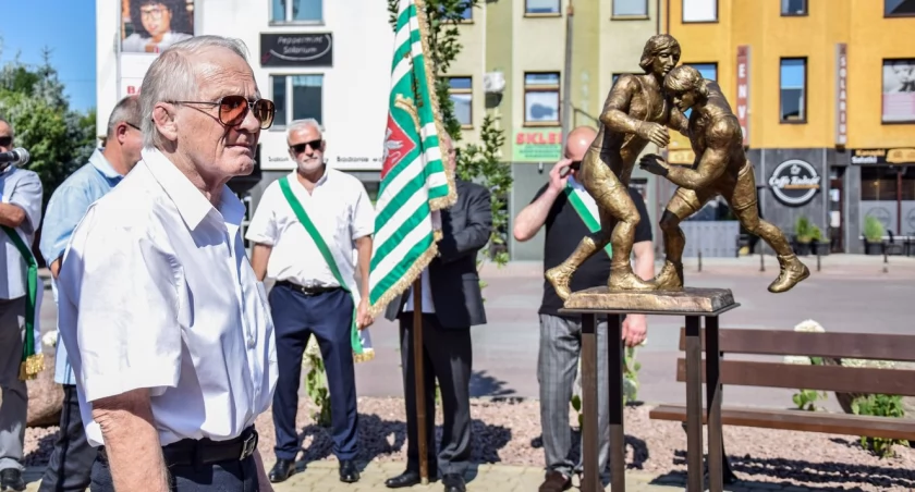 Jednym z odsłaniających pomnik był Józef Lipień.
