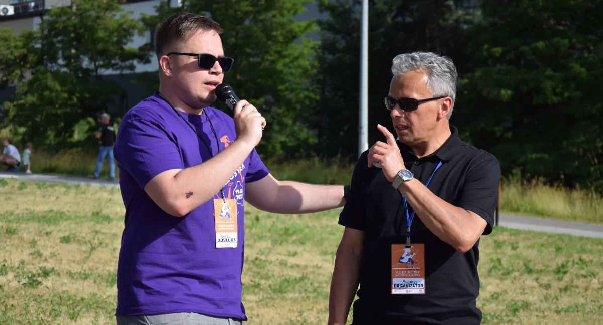Andrzej Piękoś (z prawej) nie jest już kierownikiem Ośrodka Sportu i Rekreacji w Brzostku. Na zdjęciu z Barłomiejem Ziają.