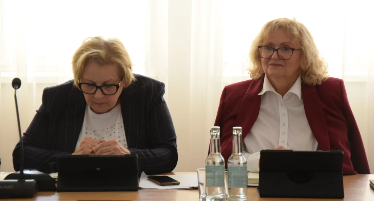 Alina Rzewuska (z lewej), Grażyna Tomaszewska (z prawej) oraz Ewa Janeczko nie są już członkiniami Klubu Koalicji Obywatelskiej w Radzie Miejskiej w Dębicy. Zdjęcie: debica24.pl.