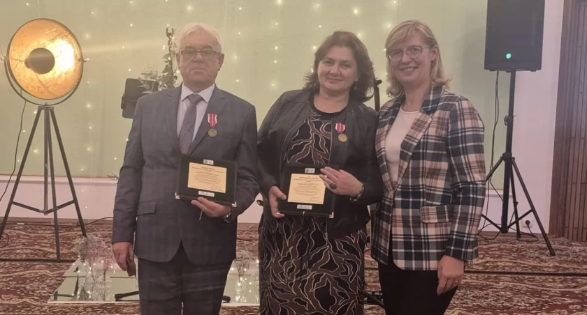 Na zdjęciu od lewej: Zbigniew Godzisz, Barbara-Bassara-Poprawa i Barbara Blacha (dyrektor Izby Rzemieślniczej w Tarnowie).