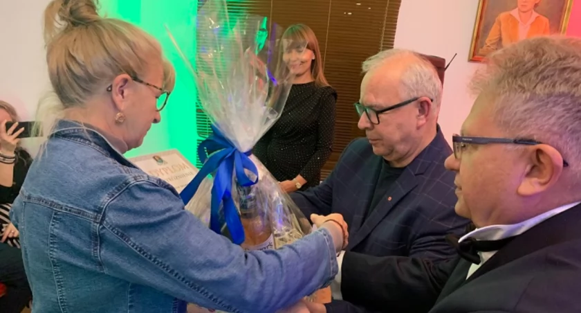 Wyróżnienie za dereniówkę odbiera Gabriela Śniegowska; obok Jacek Dymityrowski, Janusz Bieniasz i Sylwia Muciek.